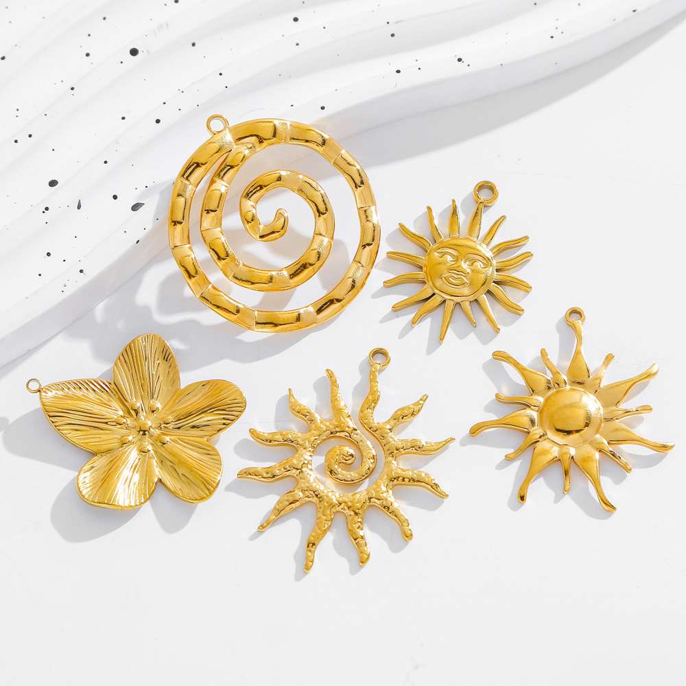 Summer New Sun Flower Pendant Stainless Steel Vacuum Plated Simple DIY Jewelry Accessories Fashionable Floral Design Charms