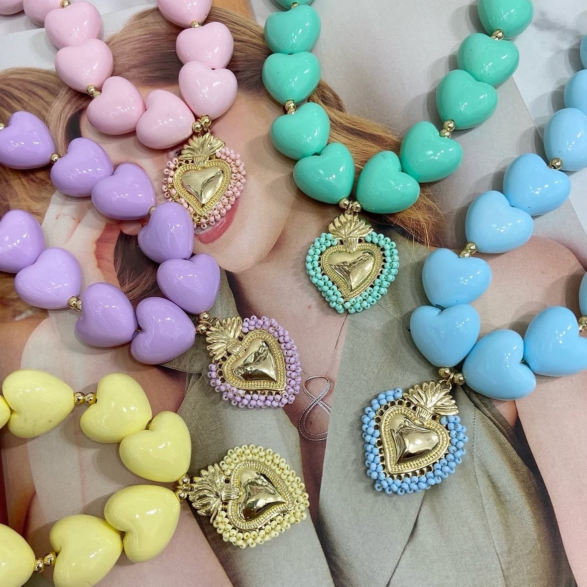 Retro Heart Shape Necklace For Women Featuring Multicolor Acrylic Beading With Electroplated Craft
